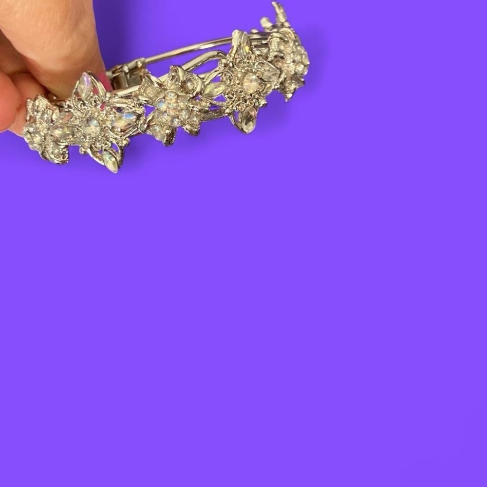 Silver tone flower rhinestone bracelet